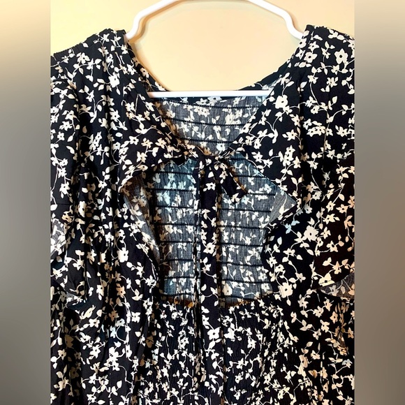 Old Navy Floral Black and White Flutter Sleeve Maxi Dress NWOT - Picture 7 of 7